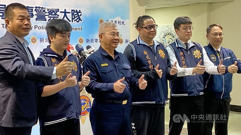 新北市警察局刑警大隊26日舉行偵破大麻植栽案記者會，警察局長方仰寧（左3）頒發破案獎金，並與市刑大隊長黃國師（左）、偵三隊長張謝佛（右2）等合影。中央社記者黃旭昇新北攝  115年2月26日&nbsp;&nbsp;&nbsp;