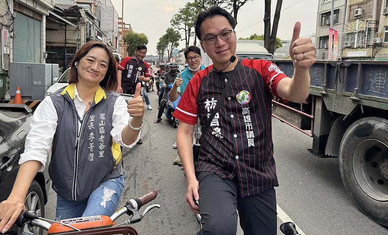 林智鴻(右)在里長陪同下創選戰「騎」蹟。&nbsp;&nbsp;&nbsp;圖：林智鴻服務處/提供
