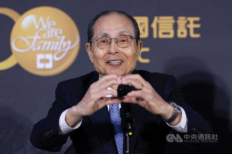 日職福岡軟銀鷹隊來台與經典賽台灣隊打交流賽，軟銀鷹球團會長王貞治（圖）賽前出席記者會，會中談到與台灣啦啦隊合照時比愛心的過程，表示很羨慕現在的選手有這樣的加油應援團。中央社記者王騰毅攝  115年2月26日&nbsp;&nbsp;&nbsp;