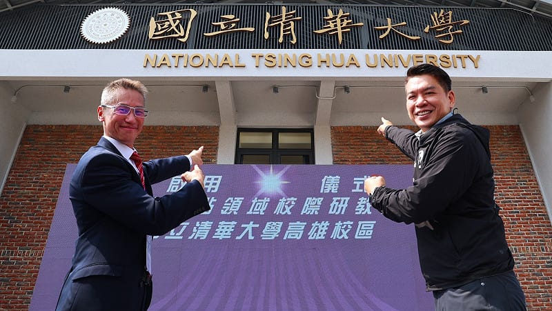 李柏毅(右)與清大校長高為元(左)。&nbsp;&nbsp;&nbsp;圖：李柏毅辦公室/提供