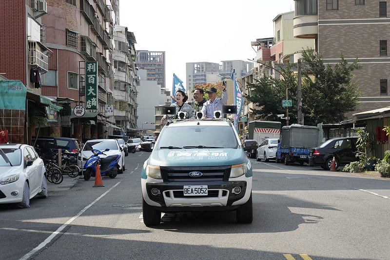 吳思瑤(左)、李昆澤(右)現身陪黃彥毓(中)掃街衝刺。&nbsp;&nbsp;&nbsp;圖：黃彥毓服務處/提供