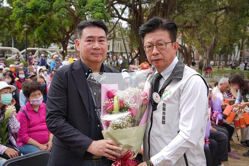 民進黨台南市黨部於吳新榮紀念廣場舉辦「228事件79週年追思紀念」，邀請228事件受難者家屬參與追思活動，安排家屬代表致詞及紀念音樂歌曲獻唱，許多市民朋友也前往獻花致意，場面隆重肅穆。&nbsp;&nbsp;&nbsp;圖：民進黨台南市黨部提供