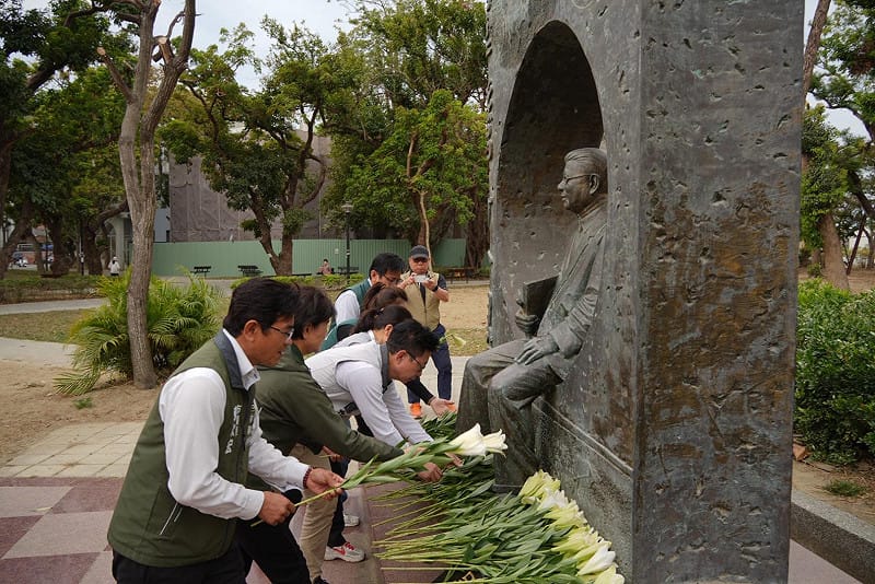 民進黨台南市黨部於吳新榮紀念廣場舉辦「228事件79週年追思紀念」，邀請228事件受難者家屬參與追思活動，安排家屬代表致詞及紀念音樂歌曲獻唱，許多市民朋友也前往獻花致意，場面隆重肅穆。&nbsp;&nbsp;&nbsp;圖：民進黨台南市黨部提供