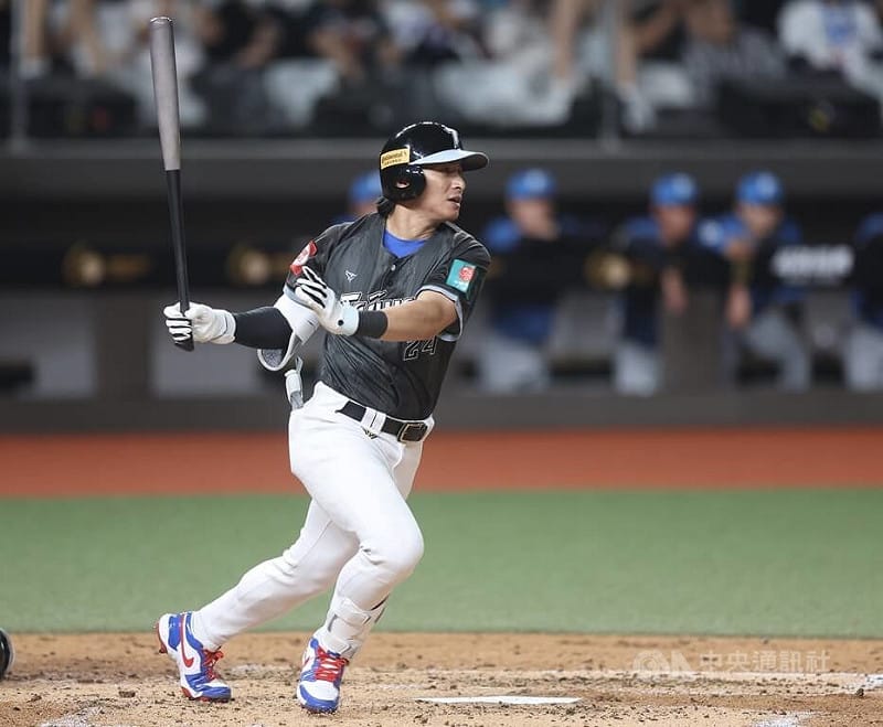 台灣隊長陳傑憲4局下敲出安打。中央社記者張新偉攝　115年2月27日&nbsp;&nbsp;&nbsp;