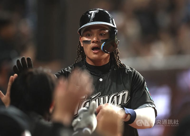 「國防部長」張育成6局先敲長打站上得點圈，再靠隊友敲安順利回到本壘，拿下全隊第一分。中央社記者張新偉攝　115年2月27日&nbsp;&nbsp;&nbsp;