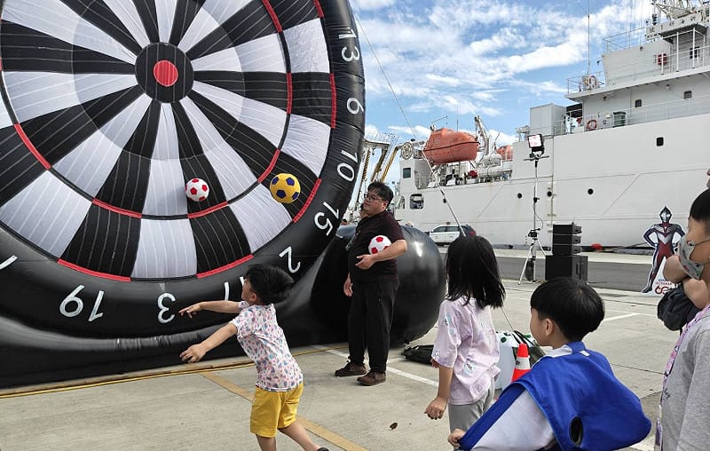 運動小超人奮力丟出飛鏢球命中標的。&nbsp;&nbsp;&nbsp;圖：高雄市運發局/提供