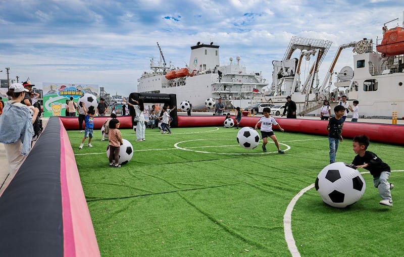 小小運動超人帶球突破，架式十足。&nbsp;&nbsp;&nbsp;圖：高雄市運發局/提供