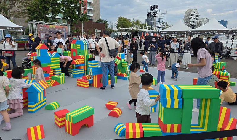 大小朋友共同參與「城市積木任務」，並合力完成任務挑戰。&nbsp;&nbsp;&nbsp;圖：高雄市青年局/提供