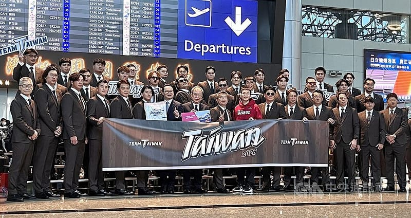 世界棒球經典賽（WBC）台灣隊28日在桃園機場搭機，前往日本宮崎準備進行官辦熱身賽，中職會長蔡其昌（前排左9）、運動部部長李洋（前排左10）送行。中央社記者蘇志畬攝　115年2月28日&nbsp;&nbsp;&nbsp;