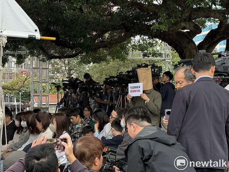  蔣萬安出席「台北市二二八事件79周年紀念會」，民眾舉標語抗議。 圖：高逸帆／攝 