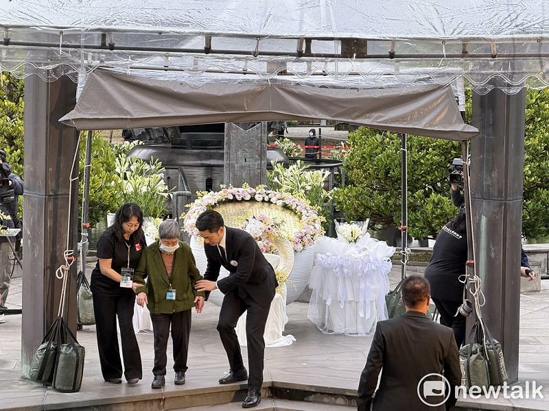 蔣萬安與受難者家屬。&nbsp;&nbsp;&nbsp;圖：高逸帆／攝