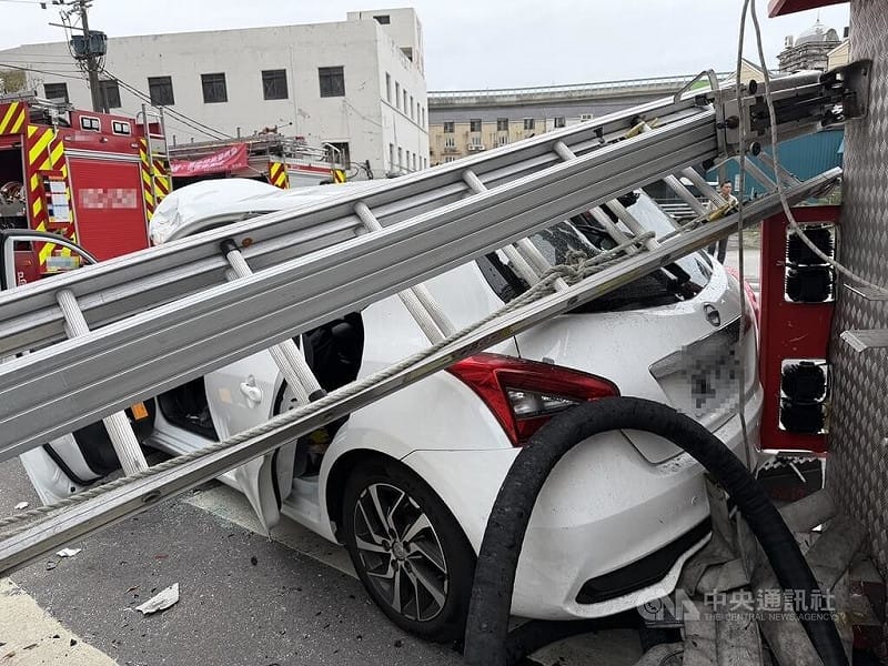 郭姓男子28日駕駛自小客車沿桃園市蘆竹區南崁路往南崁市區方向行駛時，在南工路與南崁路2段交叉路口與前往救災的消防車發生碰撞，造成消防車翻覆，兩車共7人輕傷送醫。（翻攝照片）中央社記者葉臻傳真 115年2月28日&nbsp;&nbsp;&nbsp;