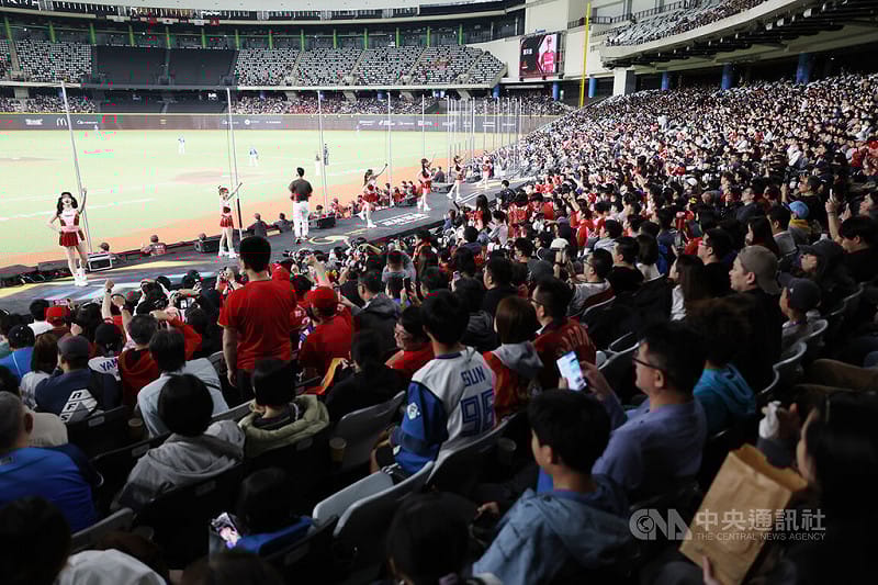 2026台日棒球國際交流賽28日在台北大巨蛋由中職味全龍隊與日職北海道日本火腿鬥士隊交手，吸引1萬7026名球迷進場觀看賽事，為球隊應援加油。中央社記者張新偉攝　115年2月28日&nbsp;&nbsp;&nbsp;