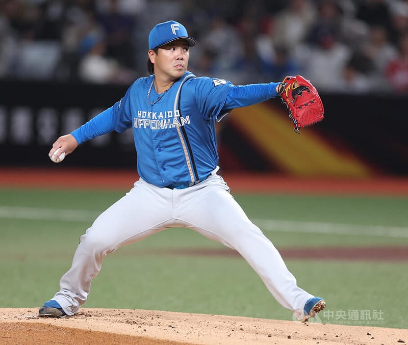 2026台日棒球國際交流賽28日下午在台北大巨蛋由中職味全龍隊與日職北海道日本火腿鬥士隊交手，火腿鬥士隊派出金村尚真（圖）擔任先發投手。中央社記者張新偉攝　115年2月28日&nbsp;&nbsp;&nbsp;