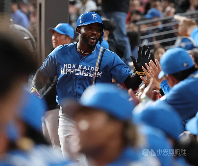 2026台日棒球國際交流賽28日最後一天賽事由中職味全龍隊與日職北海道日本火腿鬥士隊在台北大巨蛋交手，火隊鬥士隊新洋砲卡斯楚（Rodolfo Castro）（中）2局開轟，助隊拉開比分。中央社記者張新偉攝　115年2月28日&nbsp;&nbsp;&nbsp;