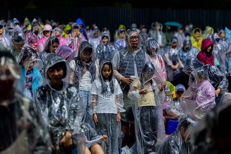 民眾依慣例於音樂會開始前默哀、一起緬懷感念過去。&nbsp;&nbsp;&nbsp;圖：高雄春天藝術節、財團法人高雄市愛樂文化藝術基金會/提供