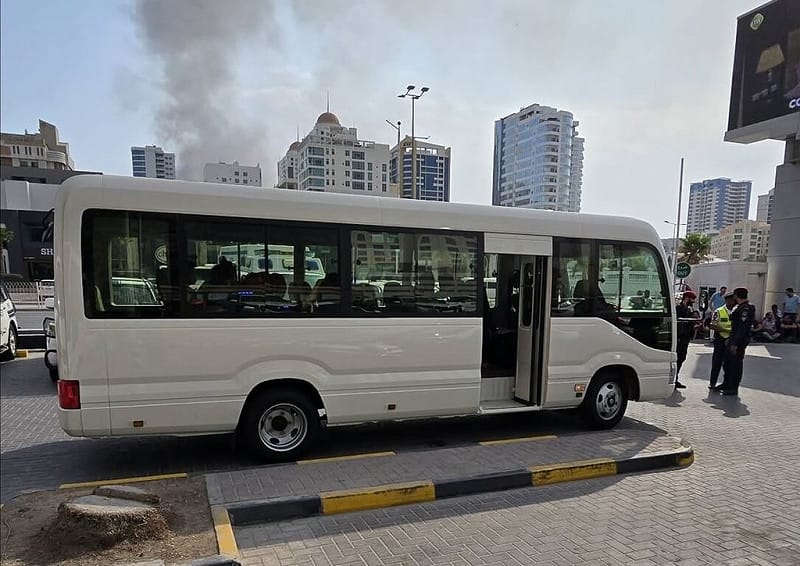 伊朗28日遭到空襲後展開報復，巴林政府表示，美國海軍第五艦隊的總部遭到1枚飛彈攻擊。圖為巴林政府派巴士接民眾去避難。 &nbsp;&nbsp;&nbsp;圖/中央社 （P姓業者提供）