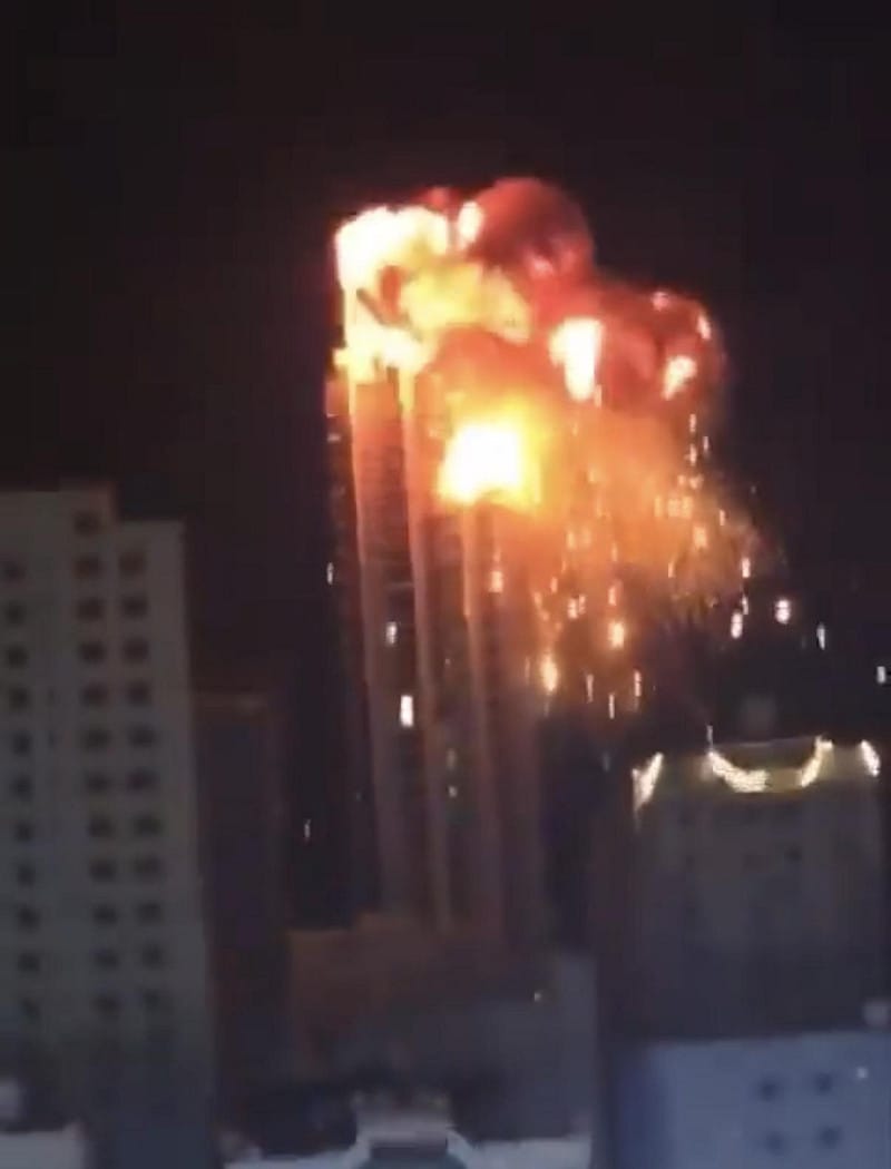  杜拜棕櫚島的知名五星級費爾蒙酒店疑似遭飛彈碎片擊中。 圖：翻攝自 X 