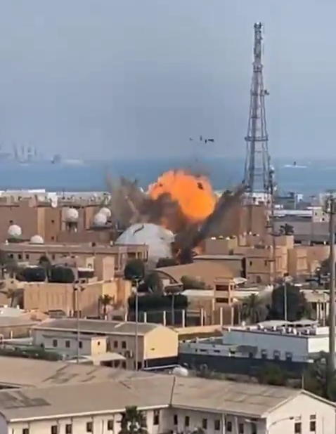  美國海軍第五艦隊駐紮的巴林海軍設施遭伊朗飛彈命中。 圖：翻攝自 X 