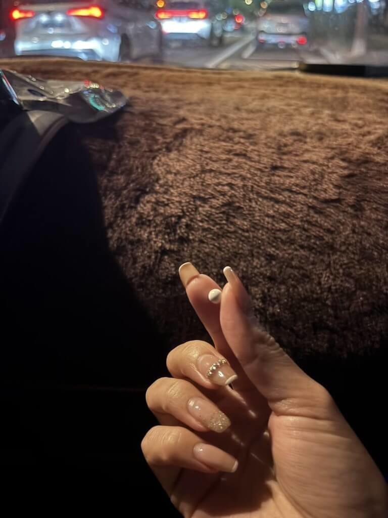 有民眾2月28日晚間在新竹縣竹北市1處停車場，遭不明男子敲打車窗問話，並朝車內撒了1把BB彈，不久後還持BB槍射擊車輛。警方獲報到場逮人，確認有多車遭攻擊。（民眾提供）中央社記者魯鋼駿傳真　115月3月1日&nbsp;&nbsp;&nbsp;