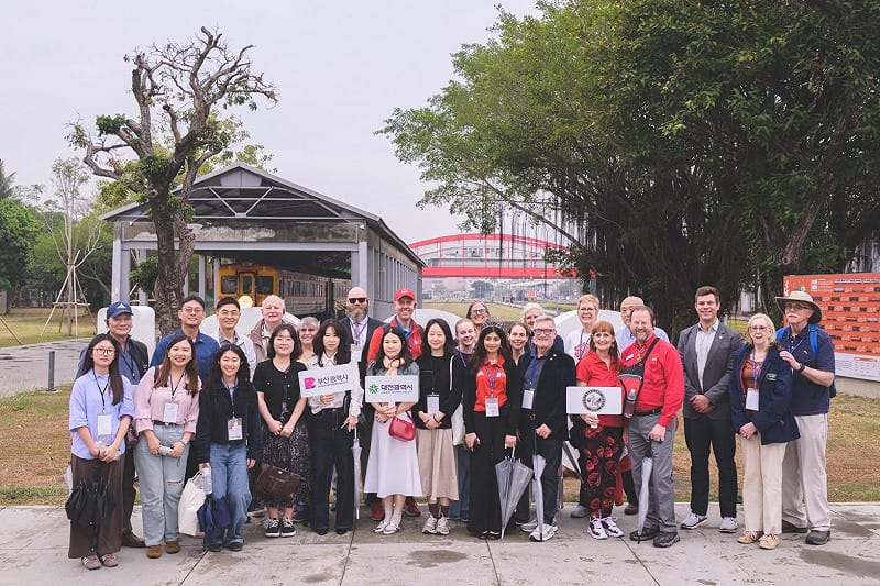 高雄姊妹市與友好城市代表團搭乘濱線「哈瑪星號」特色列車，了解鐵道轉型與城市再生成果。&nbsp;&nbsp;&nbsp;圖：高雄市行國處／提供