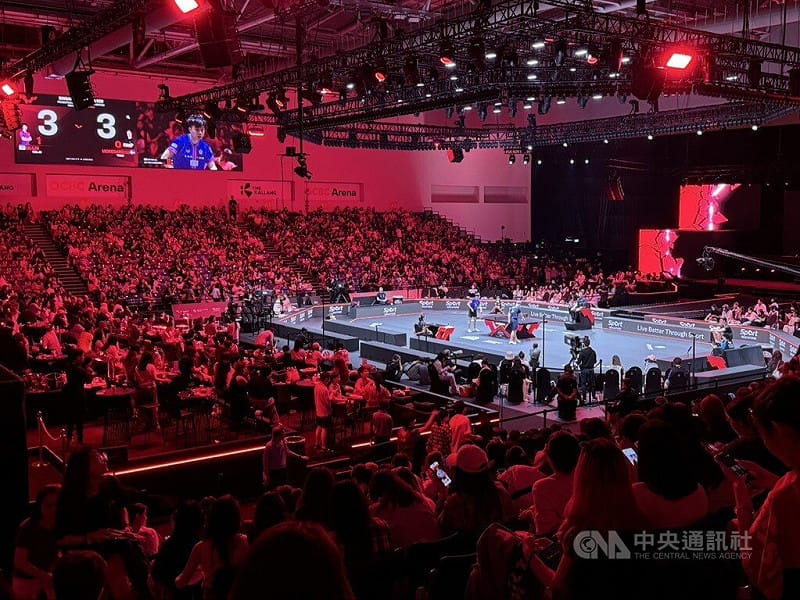 世界桌球職業大聯盟（WTT）新加坡大滿貫賽，「台灣一哥」林昀儒1日在男單4強擊退對手、闖進男單決賽，獲得全場觀眾歡呼。中央社記者吳昇鴻新加坡攝  115年3月1日&nbsp;&nbsp;&nbsp;