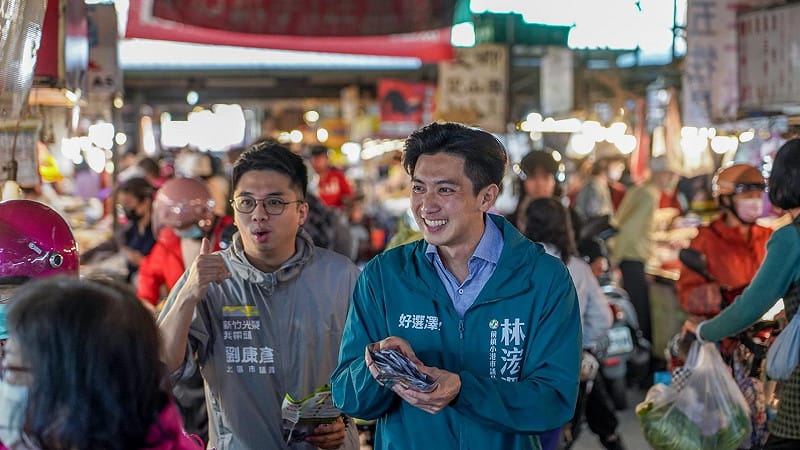 劉康彥(左)陪同林浤澤(右)掃市場。&nbsp;&nbsp;&nbsp;圖：林浤澤服務處/提供