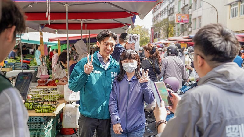 林浤澤(左)與民眾合影。&nbsp;&nbsp;&nbsp;圖：林浤澤服務處/提供