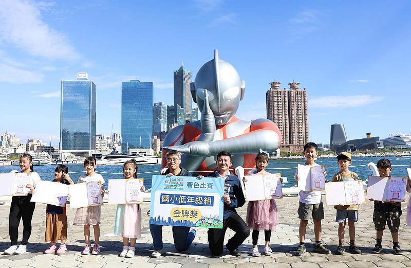 李懷仁(左五)、吳立森(右五)頒獎表揚冬日遊樂園寫生暨著色比賽金牌得主。&nbsp;&nbsp;&nbsp;圖：高雄市教育局/提供