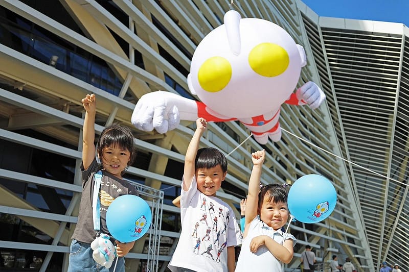 觀光局與科工館合作推出的「超人力霸王飛行科普小學堂」，以無人機科技演示2米Q版超人力霸王飛行秀。&nbsp;&nbsp;&nbsp;圖：高雄市觀光局/提供