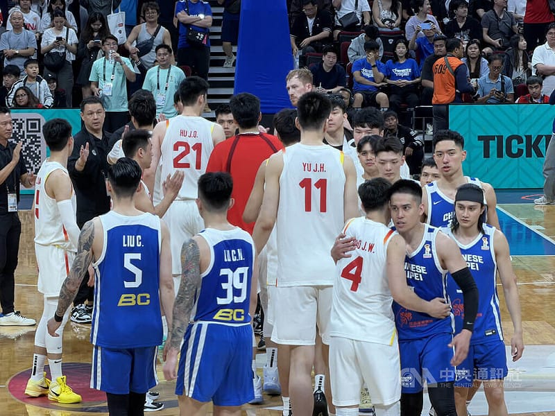 台灣男籃1日在馬尼拉舉行的世界盃男籃亞洲區資格賽，以93比100不敵中國隊。圖為賽後雙方球員握手及擁抱，展現運動精神。中央社記者林行健馬尼拉攝　115年3月1日&nbsp;&nbsp;&nbsp;