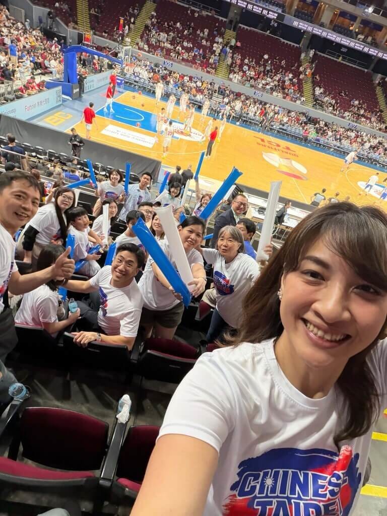 台灣男籃1日在世界盃男籃亞洲區資格賽遭遇中國隊，約百名旅居菲律賓的台灣人發揮創意，將國旗元素巧妙「穿」在身上，以行動為台灣隊集氣。（謝佳蓁提供）中央社記者林行健馬尼拉傳真　115年3月1日&nbsp;&nbsp;&nbsp;