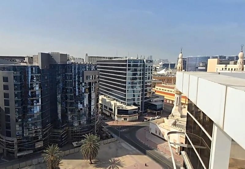 杜拜台商吳天麟在杜拜的住所大樓，就在受美伊開火衝擊的杜拜國際機場旁。圖為住所大樓視角的窗外景觀。&nbsp;&nbsp;&nbsp;圖：吳天麟提供