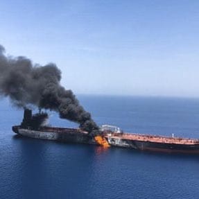  有消息稱，在伊朗宣布封鎖荷姆茲海峽後，伊斯蘭革命衛隊打擊了試圖通過該海峽的 3 艘英國油輪與 1 艘美國油輪，並可能擊沉部分船隻。 圖：翻攝自 @Jvnior X 帳號 