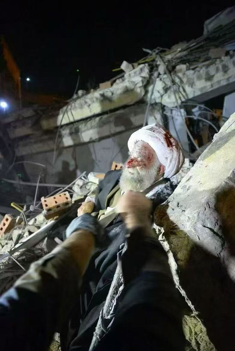 另有流出的現場照片也遭部分網友質疑真實性，認為高爆炸力武器下遺體完整度存疑，相關影像來源與真偽仍待確認。 圖:翻攝自X帳號@xinwendiaocha