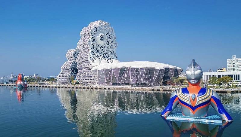 今年高雄冬日遊樂園有兩座高達15公尺的巨大寫實版「超人力霸王」作品現身。&nbsp;&nbsp;&nbsp;圖：高雄市觀光局/提供