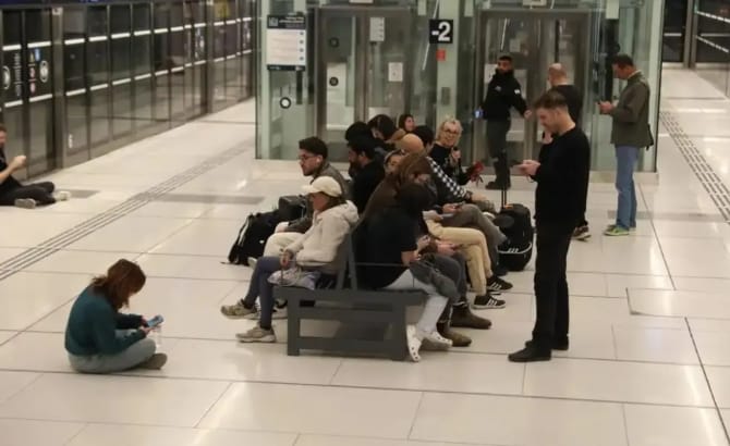 防範伊朗導彈攻擊，許多以色列民眾躲進地鐵站。&nbsp;&nbsp;&nbsp;圖 : 翻攝自新華網