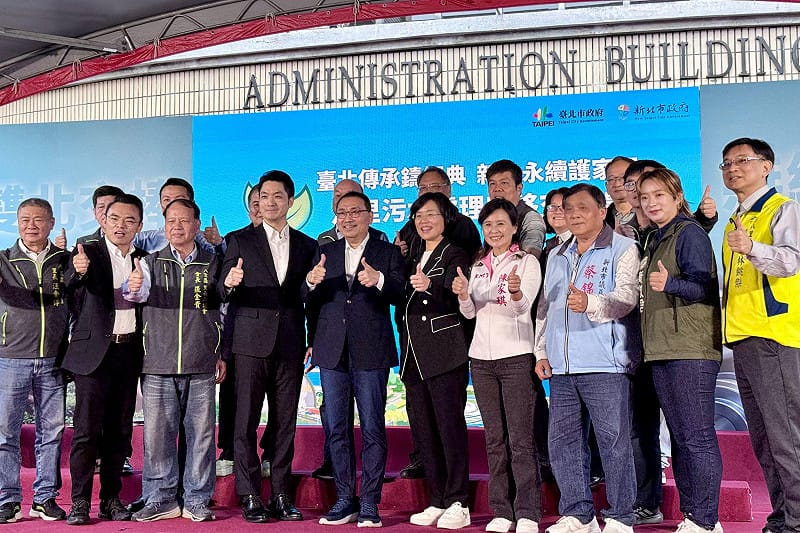 民進黨新北市長參選人、立委蘇巧慧今（2）日出席「新北市八里污水處理廠移交典禮」，與新北市長侯友宜交談交談互動，並與台北市長蔣萬安及多位地方民代同台。&nbsp;&nbsp;&nbsp;圖：蘇巧慧辦公室提供
