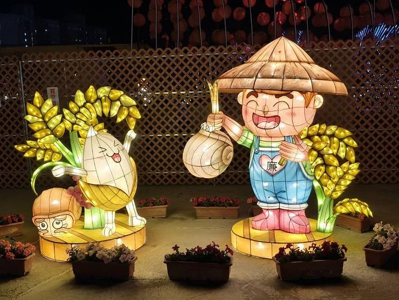廉政花燈以陽光除穢、稻浪豐盈為核心，傳達在陽光廉能、勤懇努力下，農人滿載而歸，大地五穀豐收的好意象。3.帥氣熱情的農夫在拔除象徵貪婪腐化的害蟲後，使稻苗寶寶開心生長，金黃稻禾在陽光下更飽滿茁壯。&nbsp;&nbsp;&nbsp;圖：交通部觀光署／提供