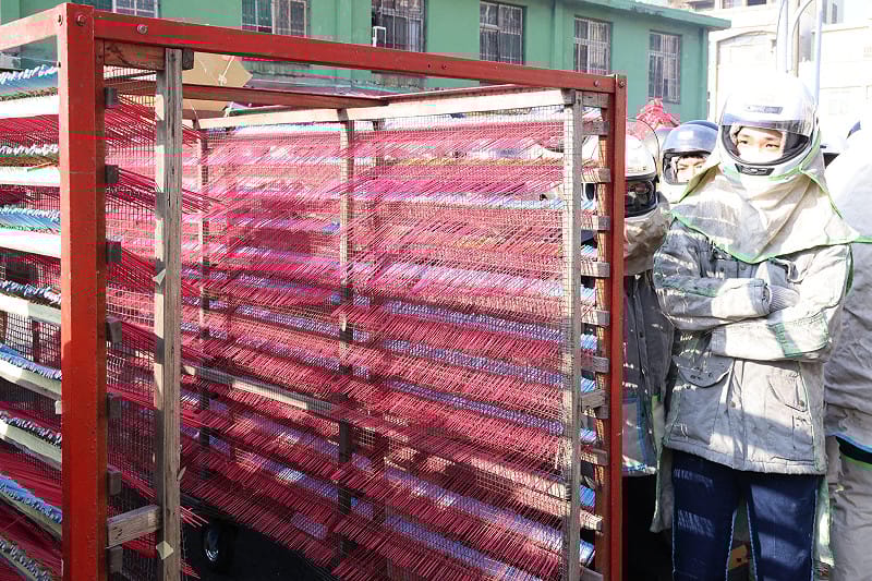 名列世界三大民俗慶典，享有「北天燈‧南蜂炮」美名的台南鹽水蜂炮活動熱鬧登場，今日在鹽水武廟廣場隆重舉行啟炮儀式，由台南市長黃偉哲等人為活動揭開序幕。&nbsp;&nbsp;&nbsp;圖：台南市政府提供