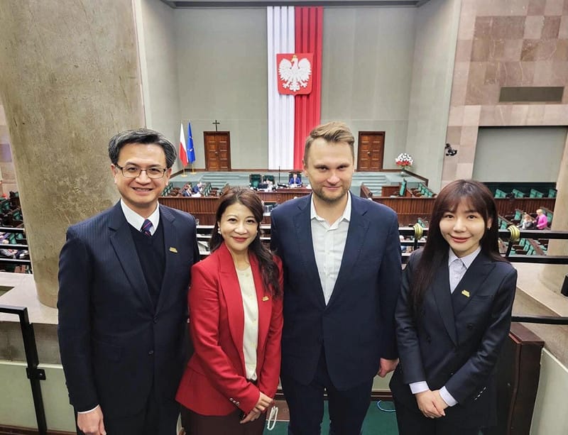  林楚茵與立委吳沛憶於 2 月初才剛完成波蘭外交行程。圖由左至右為：台灣駐波蘭代表劉永健、林楚茵、波蘭國會副議長霍沃夫尼亞、吳沛憶。 圖：取自 林楚茵 threads 