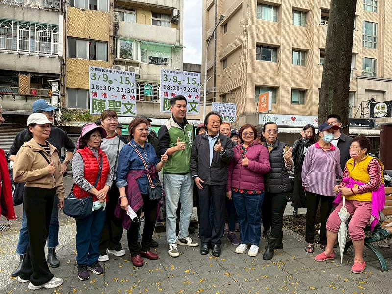 王世堅昨日陪同有意爭取民進黨北市大安文山區市議員提名參選人陳聖文到白蘭市場掃街時表示，若民進黨提名鄭麗君與徐國勇參選北市市長，可以牽制蔣萬安政治外溢效益。&nbsp;&nbsp;&nbsp;圖：翻攝自陳聖文臉書（資料照）