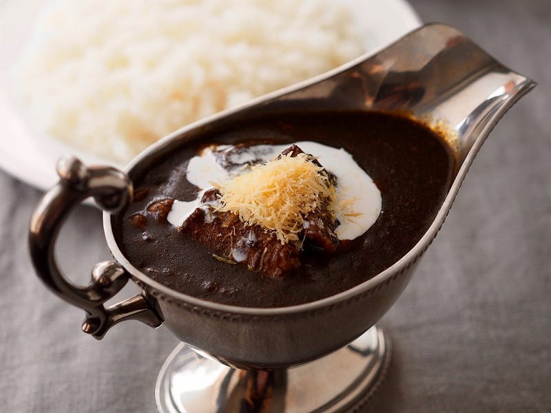 以牛肉濃縮旨味熬製的高湯為基底的牛肉咖哩。融合紅酒與咖哩醬汁，香氣馥郁、風味深厚，呈現層次分明、餘韻悠長的經典咖哩&nbsp;&nbsp;&nbsp;圖：スマトラカレー共榮堂／提供