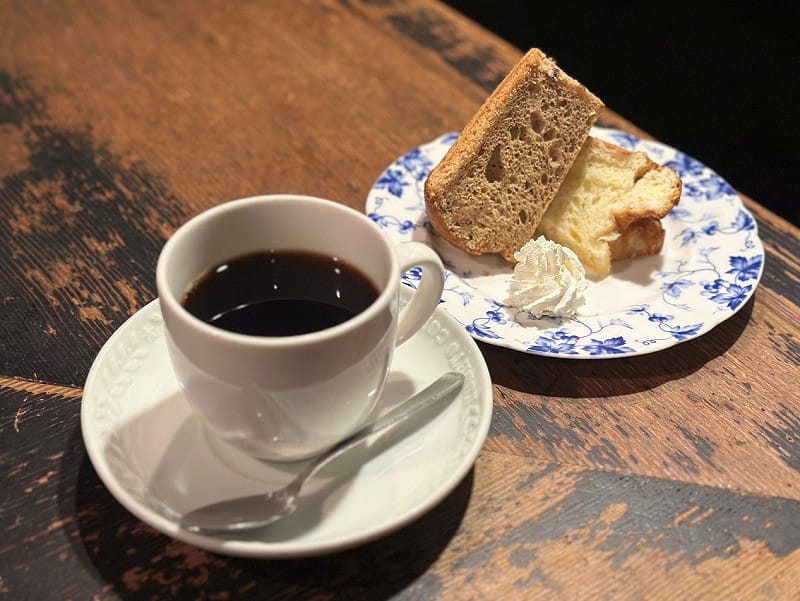 昭和的記憶與藝術氣息在此相互呼應，使其成為神保町喫茶文化中不可或缺的一隅。&nbsp;&nbsp;&nbsp;圖：ギャラリー珈琲店 古瀬戸／提供