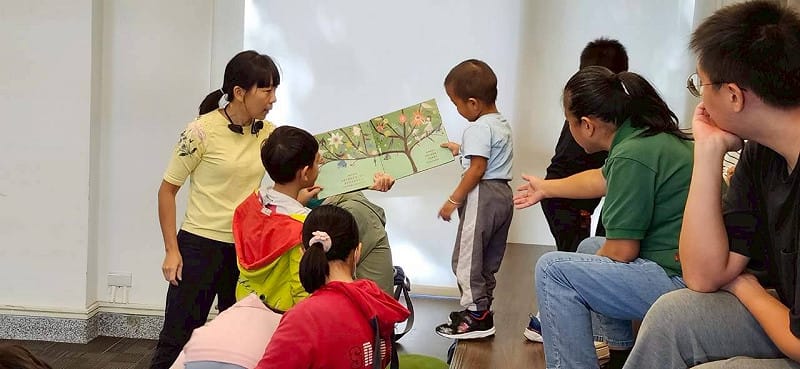 噹噹噹(張尹馨)老師透過繪本、遊戲、歌曲和舞蹈，引導孩子們尊重每個人的獨特性，並且了解每個孩子都擁有受保護與被尊重的權利。&nbsp;&nbsp;&nbsp;圖：國家人權博物館提供