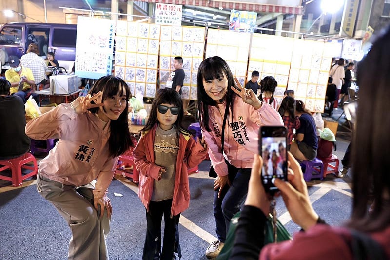 黃捷(左一)公開力挺子弟兵鄧巧佩(右)。&nbsp;&nbsp;&nbsp;圖：黃捷辦公室/提供