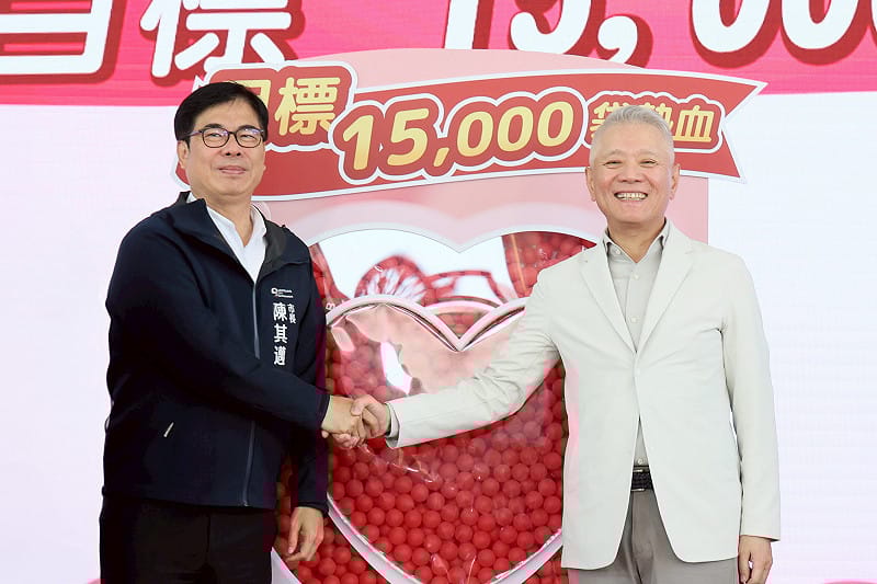 陳其邁(左)珍惜與戴永輝(右)連續三年的熱血情誼。&nbsp;&nbsp;&nbsp;圖：大大數位基金會/提供