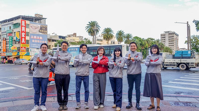 邱議瑩(中)陪林志誠(左一)、鄭孟洳(右一)、林浤澤(左三)、鄧巧佩(右三)、張以理(右二)、張耀中(左二)聯合站路口。 &nbsp;&nbsp;&nbsp;圖：邱議瑩辦公室/提供