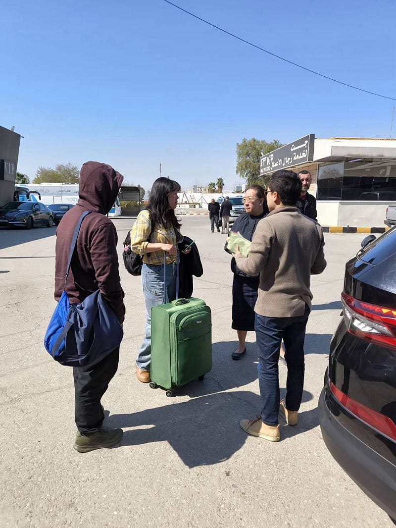 我國人（左一、二）抵達約旦邊界。&nbsp;&nbsp;&nbsp;圖：外交部提供