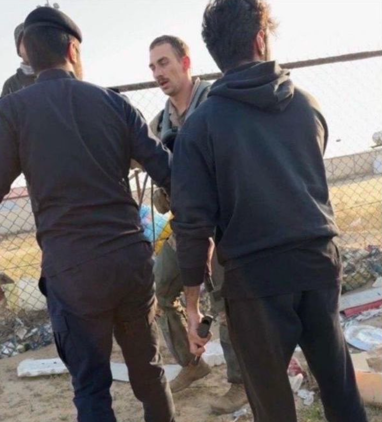 網路上出現疑似失事戰機飛行員成功落地並獲救的照片。&nbsp;&nbsp;&nbsp;圖：翻攝X（前推特）